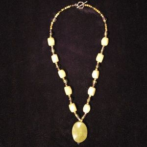 *Stunning Vintage Light Green Necklace*